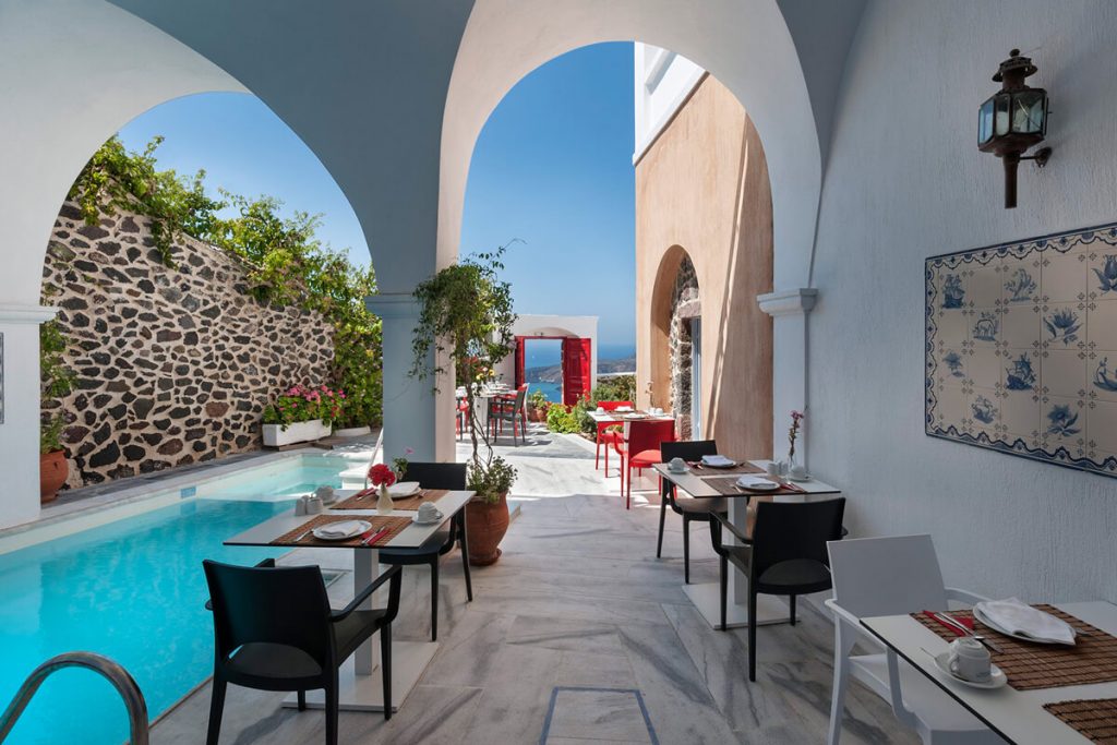 La magie de la fin de l'été à Santorin 8 aigialos hotel santorini restaurant piscine grece