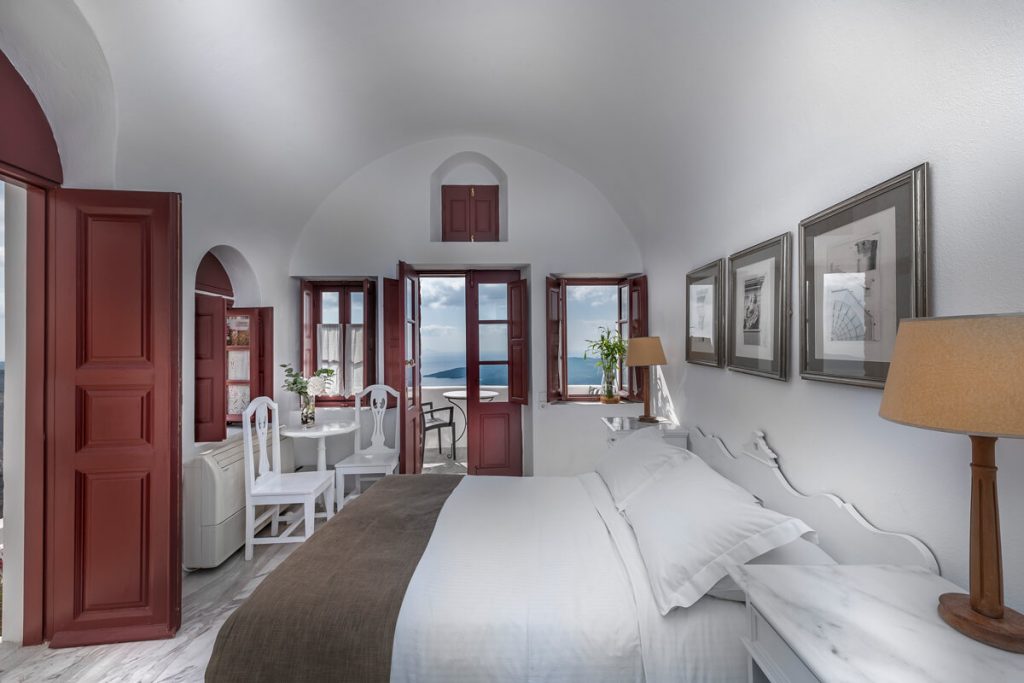 La magie de la fin de l'été à Santorin 9 aigialos hotel santorini chambre grece