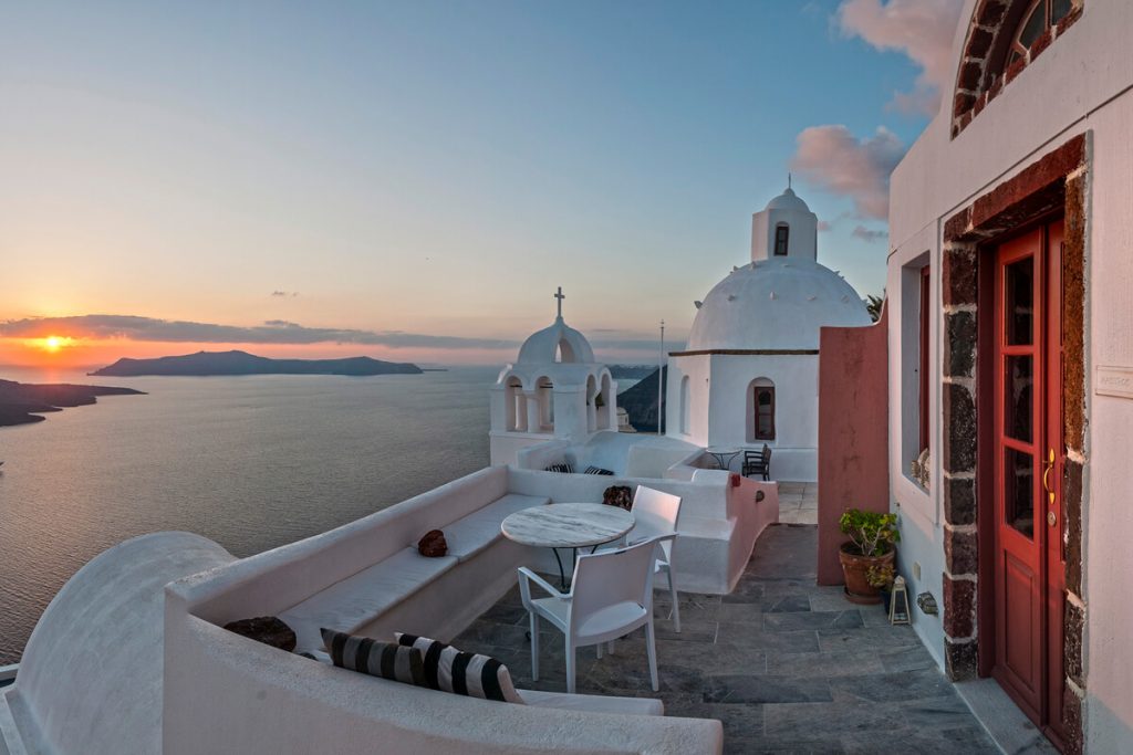 Von Bowie bis Bond: Berühmte Hotels in Europa, die Berühmtheiten lieben 5 Aigialos Hotel Terrasse romantischer Sonnenuntergang, Santorin, Griechenland