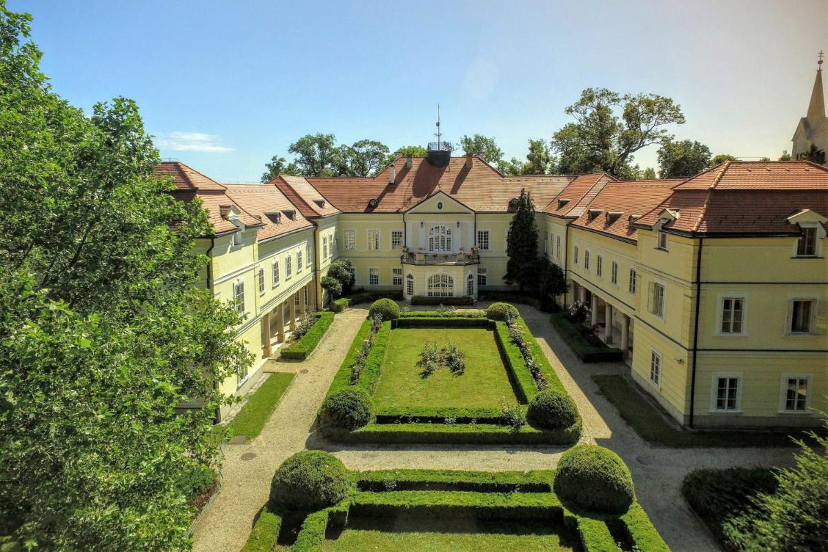hungary-szidonia-manor-house