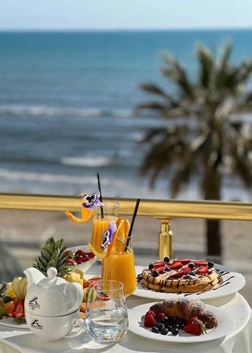 Historische Hotels am Meer: Gelassenheit in der Nebensaison 21 Frühstück auf der Terrasse mit Blick auf das Meer im Hotel Adriatik in Durres, Albanien.