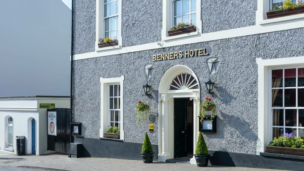 Il Club del libro degli alberghi storici: Fughe letterarie attraverso l'Europa 11 irlanda dingle benners hotel