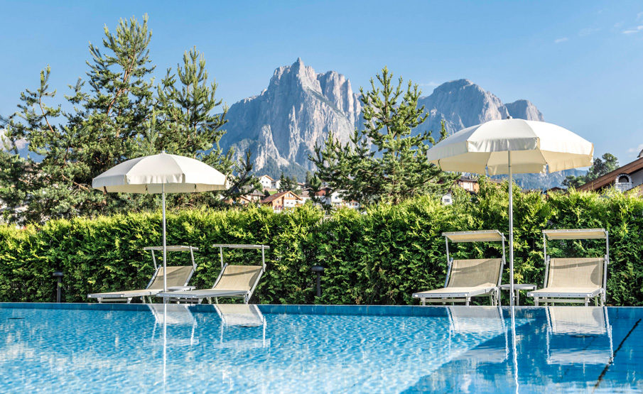 Instagram-taugliche Orte, die Sie auf Ihre Bucket List setzen sollten 4 Italien Hotel Villa Kastelruth Schwimmbad Südtirol 905x555 1