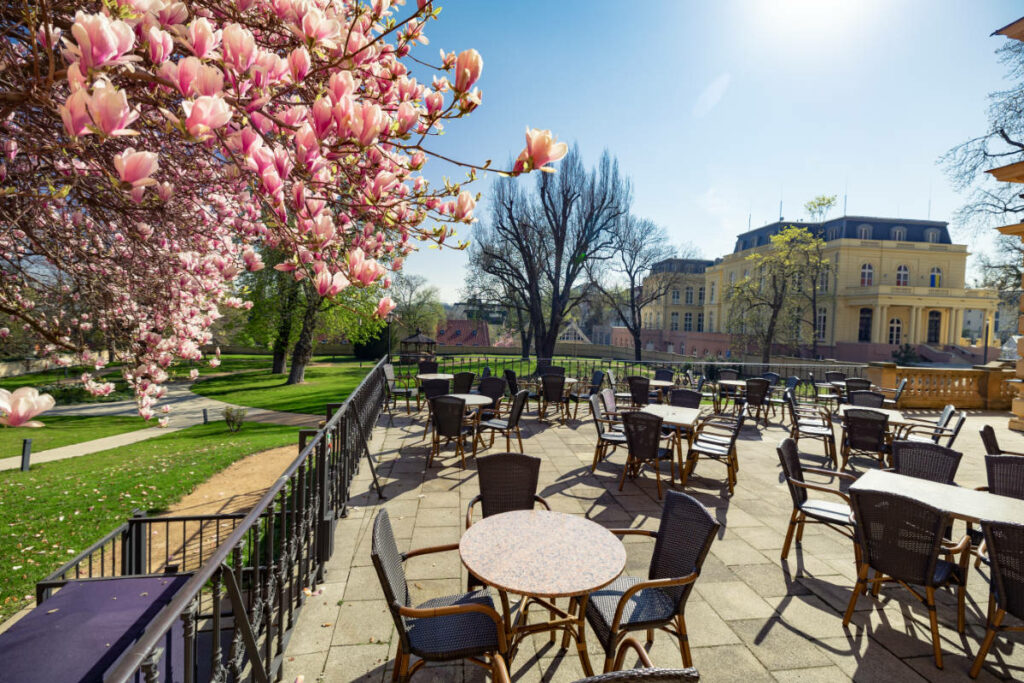 Il Club del libro degli alberghi storici: Fughe letterarie attraverso l'Europa 6 repubblica ceca villa lanna garden praga