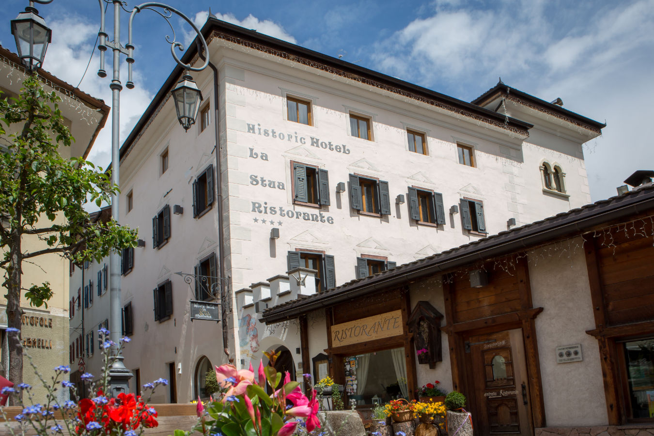 Historisches Hotel mit Restaurant La Stua in Cavalese, Dolimiten, Italien.