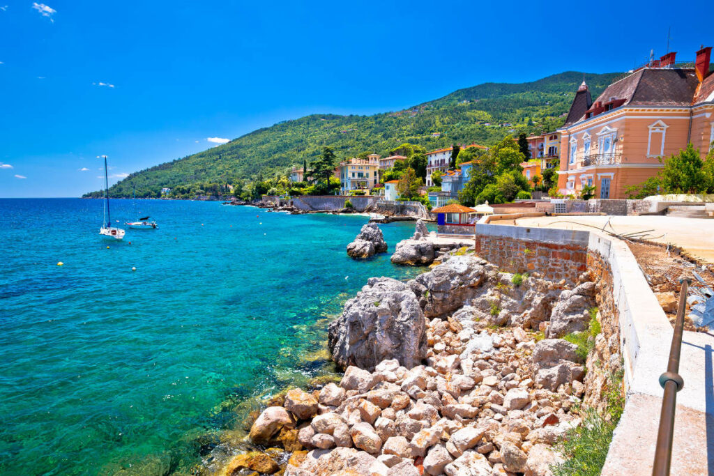 Sommer-Schnappschüsse: 6 Instagram-taugliche Orte in Europa 6 Küstenpanorama von Lovran, Kvarner Bucht, Kroatien