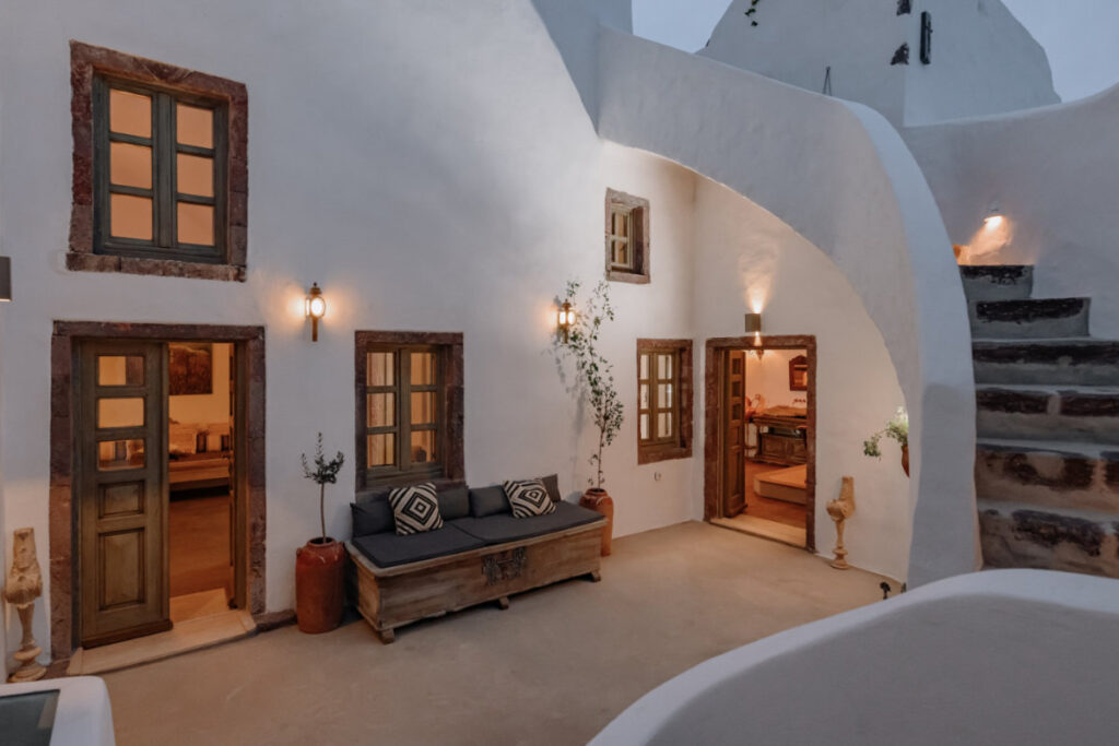 Capolavori in movimento: Le mostre d'arte da non perdere in Europa quest'estate 13 Scoprite il fascino del cortile esterno di Villa Santa Croce, caratterizzato da pareti imbiancate a calce, porte rustiche in legno e gradini di accesso. Rilassatevi su una panchina imbottita sotto le calde lampade a muro e godetevi l'ambiente arricchito da piante decorative.