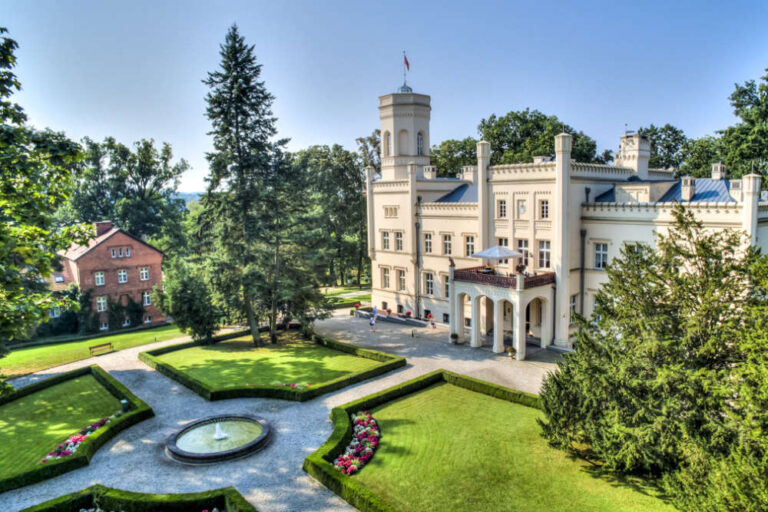 Vista aerea dello storico palazzo padronale di Mierzecin, Polonia