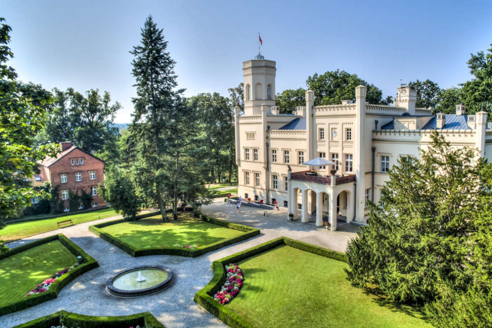 Vue aérienne du manoir historique de Mierzecin, Pologne