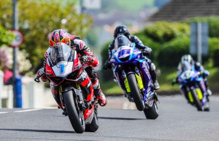 Tre motociclisti alla North West 200 Motorbike road race a Coleraine, Irlanda del Nord