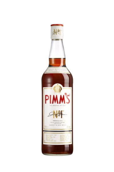 Una bottiglia di Pimm's No. 1, un liquore a base di gin, con etichetta bianca e rossa e accenti dorati, fotografata su uno sfondo bianco.