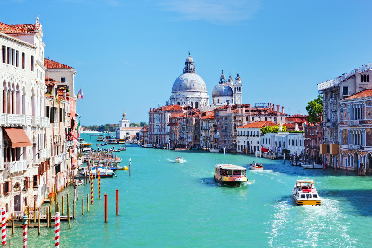 Recorrido por el Véneto: Gran Canal de Venecia (Italia), con edificios históricos y la cúpula de la Basílica de Santa María.