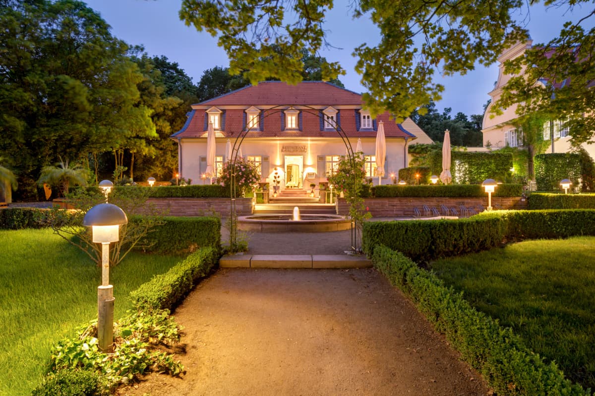 Das Hotel Jagdschloss Kranichstein in der Abenddämmerung