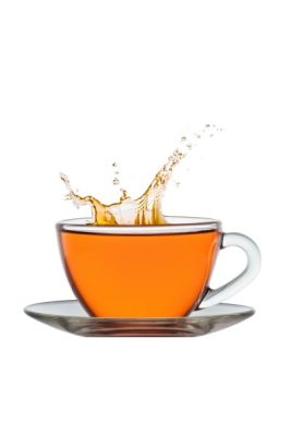 Tazza di tè trasparente su un piattino con uno schizzo sopra la superficie del liquido.