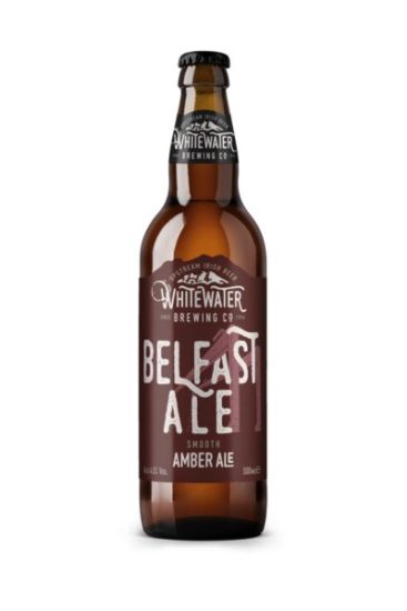 Bottiglia di Whitewater Brewing Co. Belfast Ale, etichettata come una amber ale morbida con 4,5% ABV.