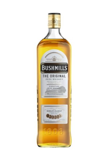 Una bottiglia di Bushmills Original Irish Whiskey con etichetta bianca e accenti dorati, con l'iscrizione "1608" alla base.