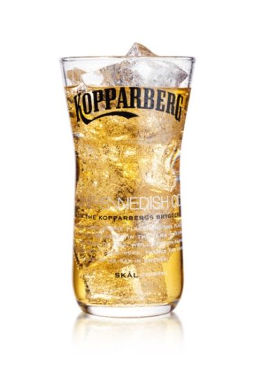 Ein mit goldenem Kopparberg-Apfelwein und Eiswürfeln gefülltes Glas mit sichtbarem Kondenswasser am Glas und Branding.